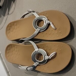 VIONIC SIZE 9 WHITE W/SILVER RING FLIP FLOP SANDALS